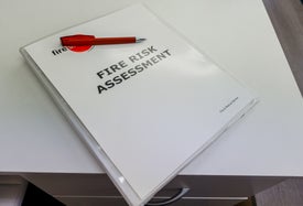 Бяла папка с химикалка върху нея и надпис Управление на риска