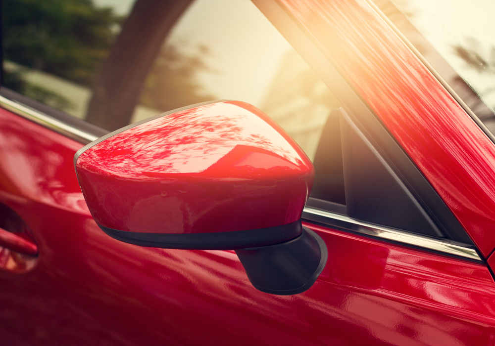 Bočné zrkadlo červeného auta