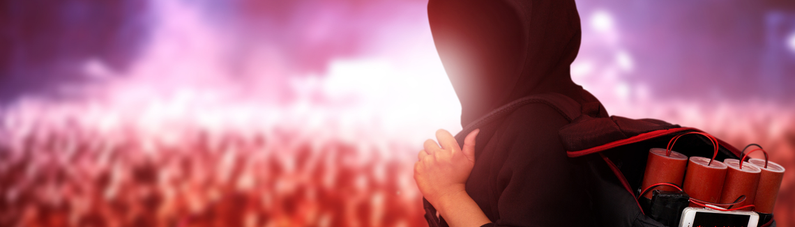 Egy kapucnis pulóvert viselő személy