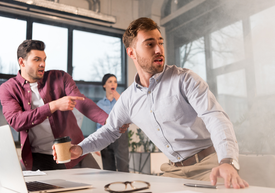 Emberek egy csoportja egy irodában