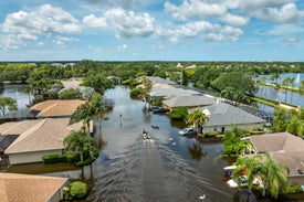 Egy elárasztott terület házakkal és fákkal
