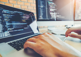 Egy személy gépel egy laptopon