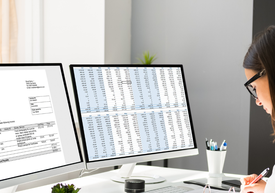 Un ecran de calculator pe un birou