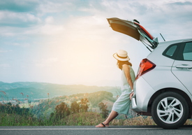 Žena opretá o auto