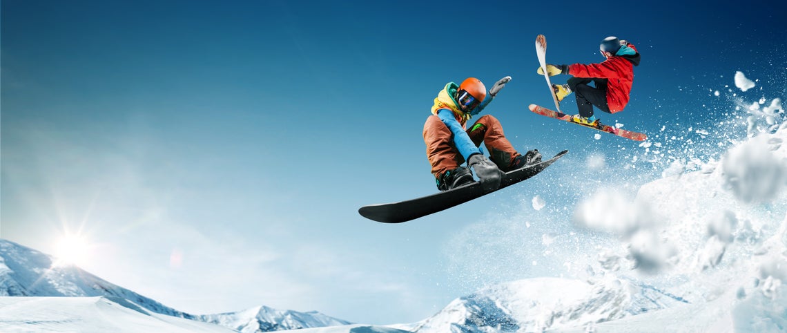 Egy snowboardos ugrik a levegőben