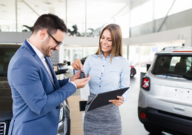 Muž a žena v autosalóne