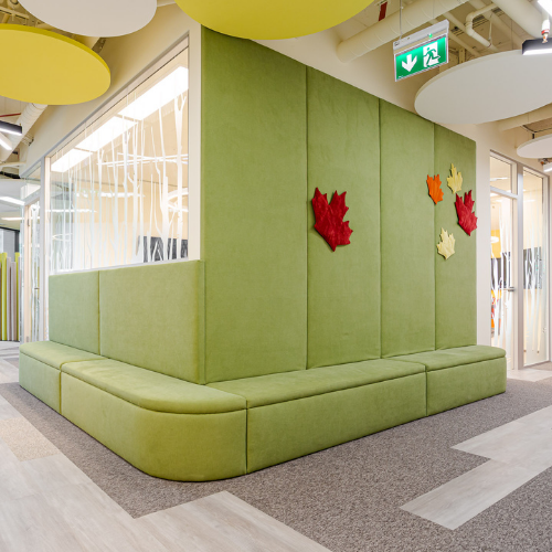 O canapea verde într-un hol