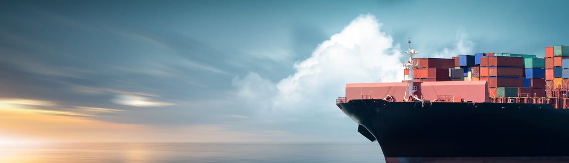 Голям товарен кораб с контейнери на борда в океана