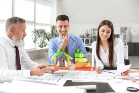 Skupina ľudí sa pozerá na kresbu domu