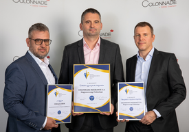 Egy csoport férfi, kezében oklevéllel