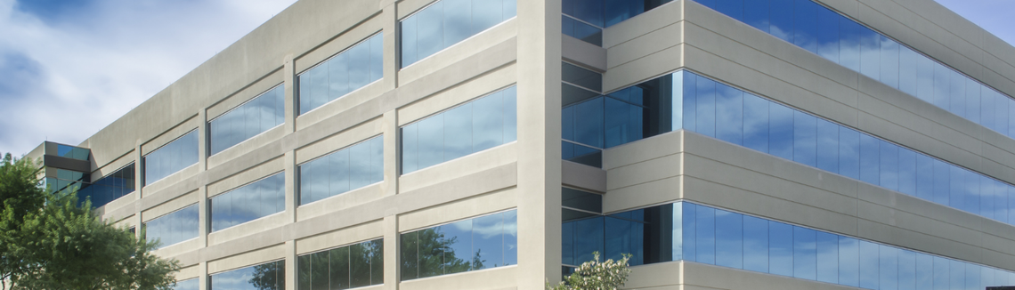 Sok ablakkal rendelkező épület