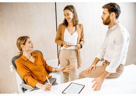 Grupa ludzi na spotkaniu