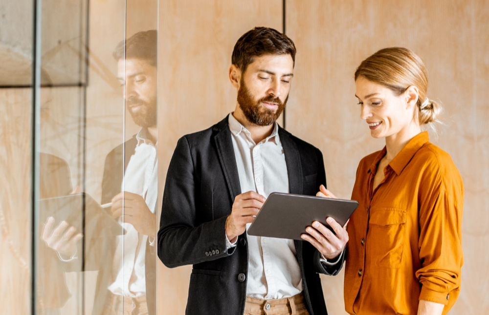 Muž a žena sa pozerajú na tablet