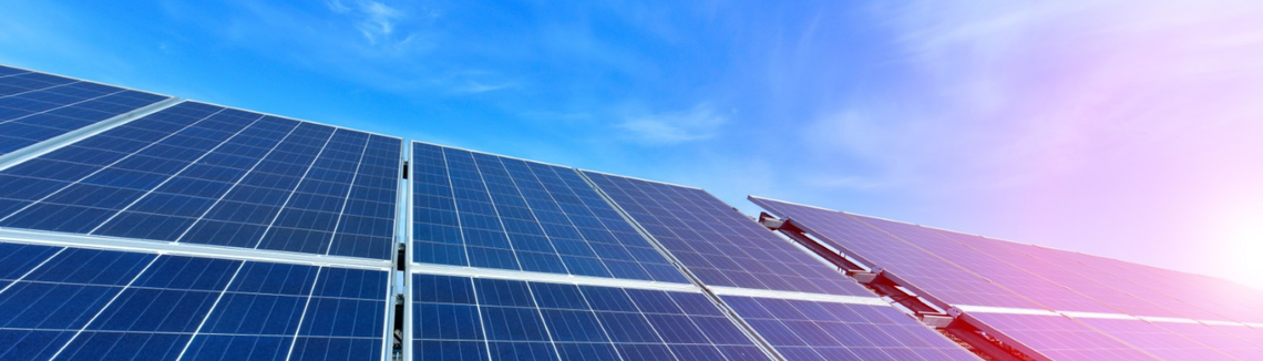 Panele słoneczne na dachu