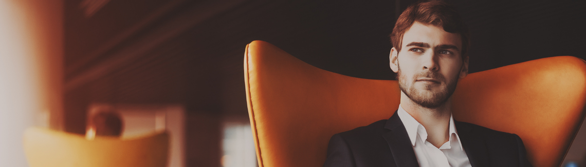 Férfi ül a fotelben