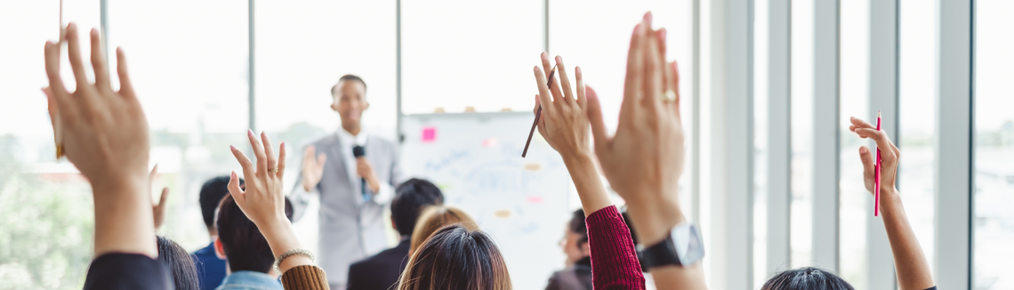 Un grup de oameni care ridică mâinile