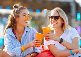 Ženy na festivale s nápojom