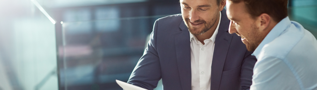 Mężczyzna w garniturze patrzący na tablet