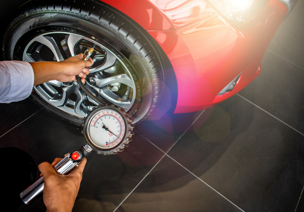 Osoba používajúca tlakomer na pumpovanie pneumatiky