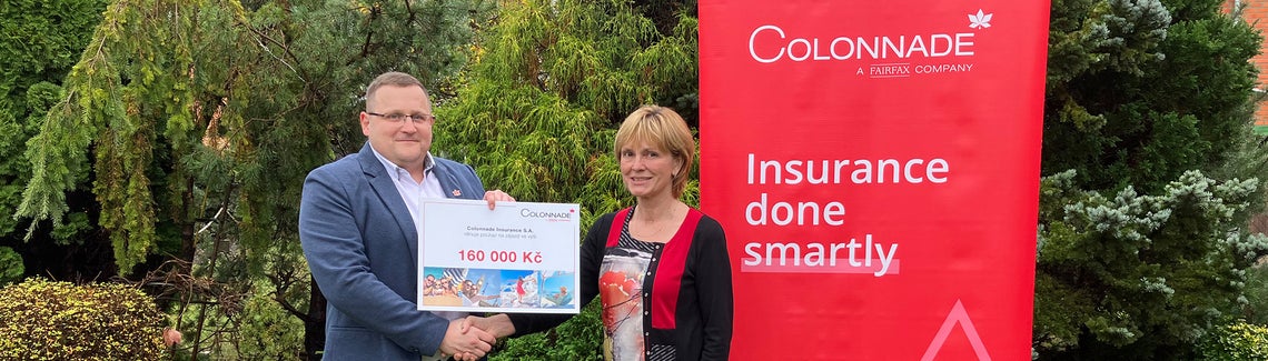 Zástupce Colonnade předává diplom vítězi soutěže