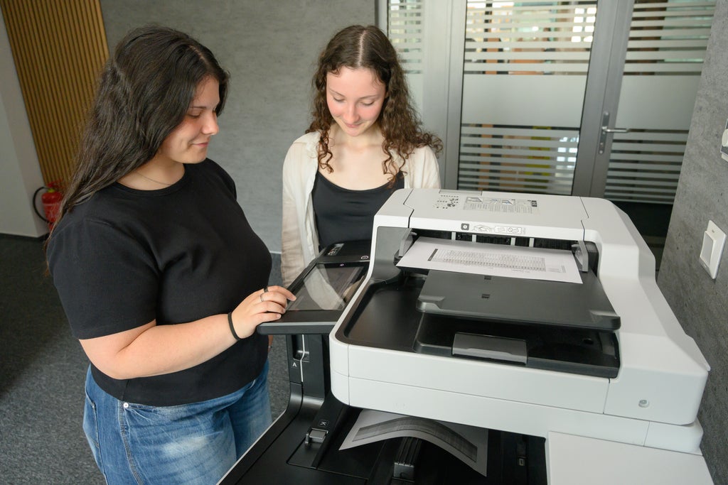 študenti pracujúci v spoločnosti