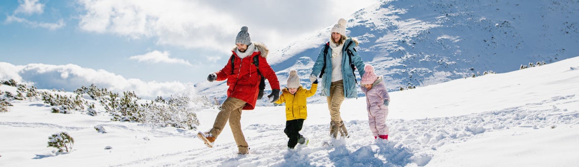 Rodina na procházce ve sněhu