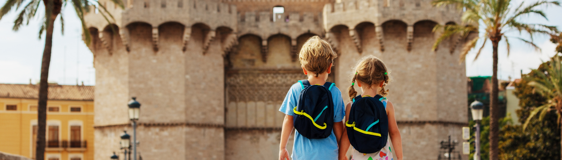 Egy fiú és egy lány sétál egy kastély előtt