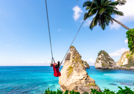 Egy nő hintázik egy víz felett