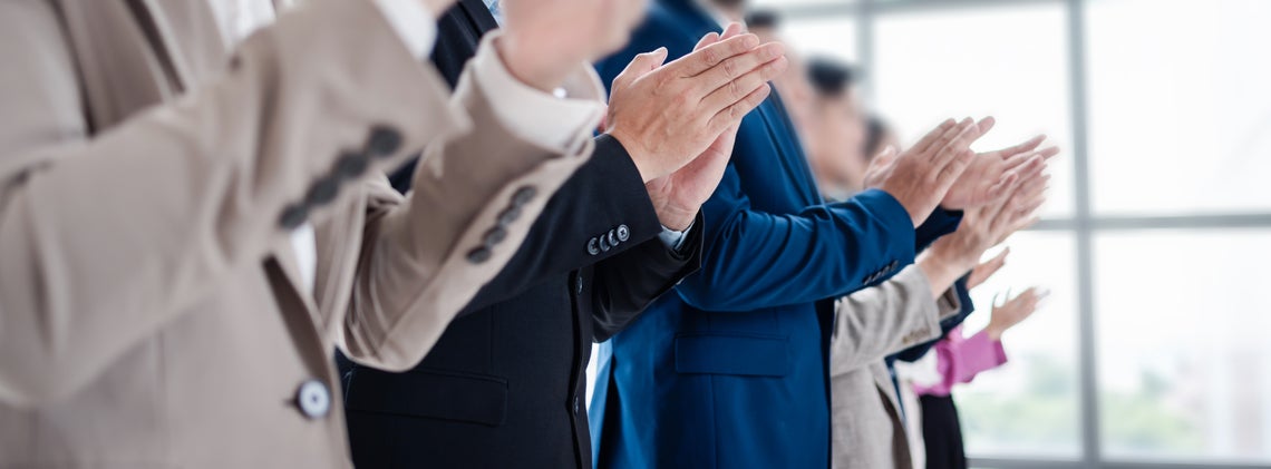 Skupina ľudí tlieska