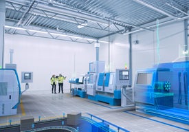 Skupina lidí v továrně