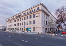 Sok ablakkal rendelkező épület