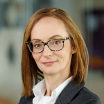 Kobieta w okularach i garniturze