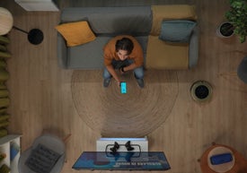 Muž sedící na gauči sledující televizi