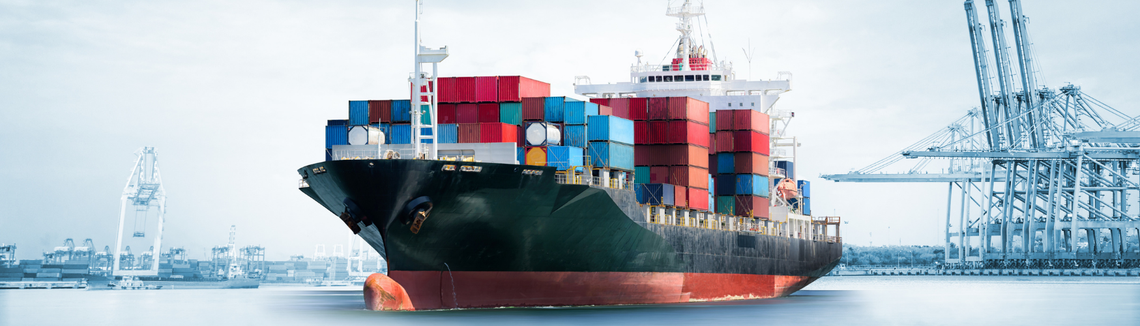 Velká nákladní loď s kontejnery