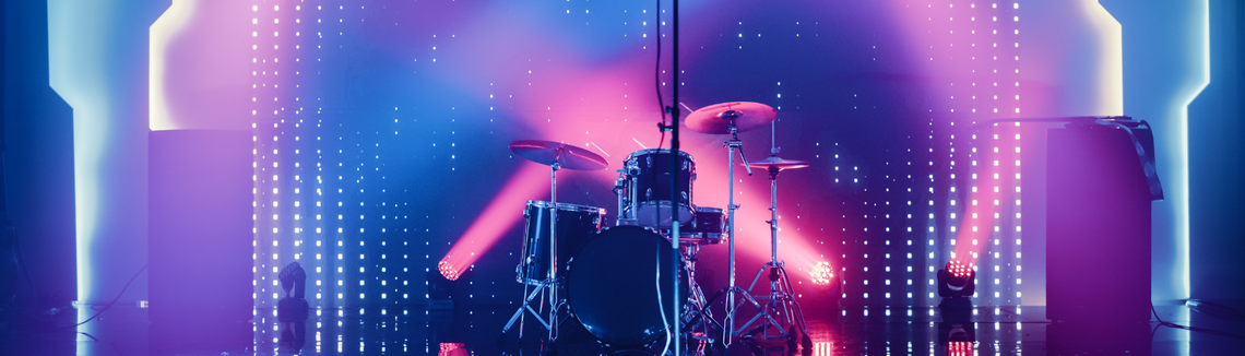 Zestaw perkusyjny na scenie