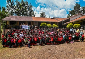 Skupina dětí v Africe pózuje s vlajkou Colonnade