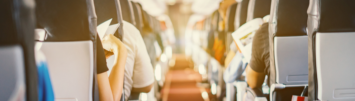 Emberek ülnek egy repülőgépen