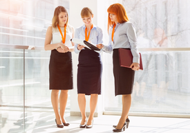 Egy csoport nő áll egy szobában