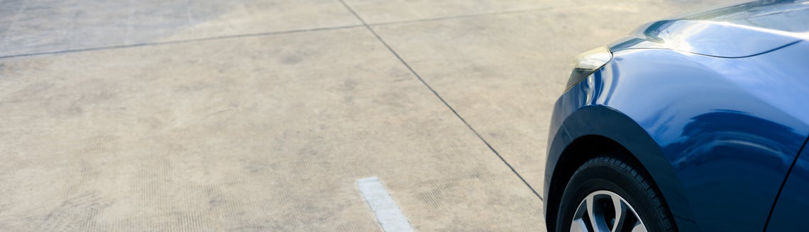 Modré auto zaparkované na parkovišti