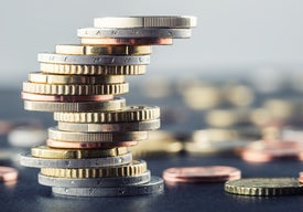 Купчина монети на маса