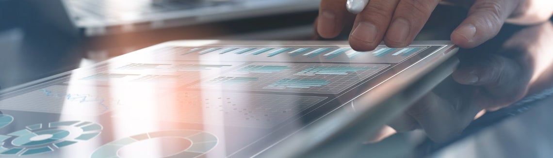 Osoba korzystająca z urządzenia z ekranem dotykowym