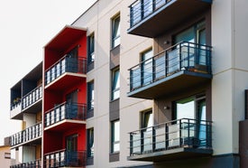 Egy épület erkélyekkel és ablakokkal