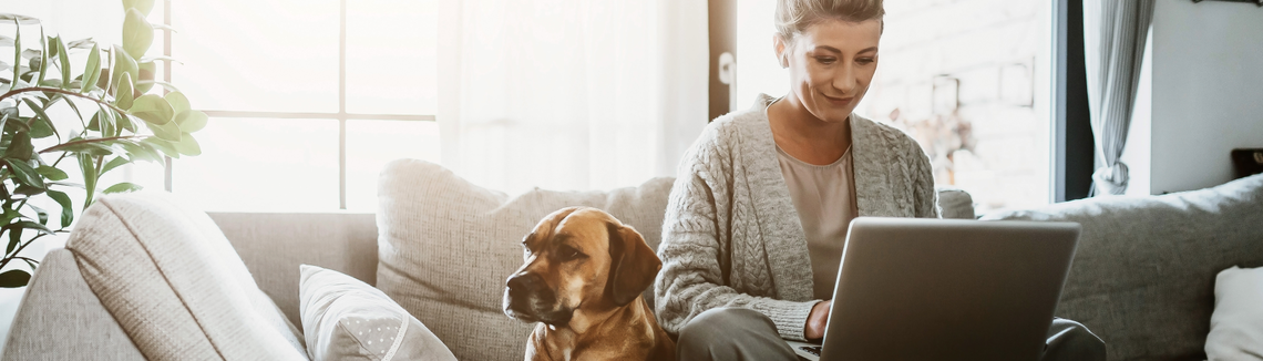 Žena sediaca na pohovke so psom