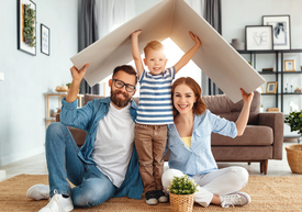 rodzice z synem pod daszkiem z kartonu, ochrona w domu