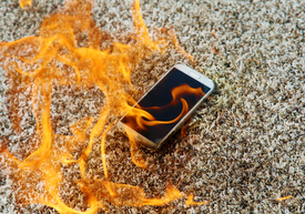 Egy égő mobiltelefon