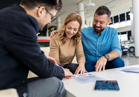 Skupina ľudí, ktorí sa pozerajú na papier