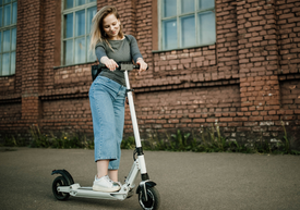 Žena na skútri