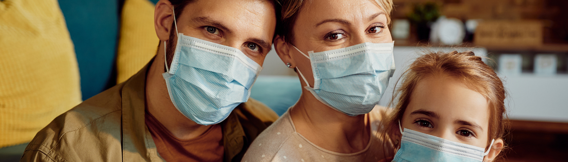rodzice z córką, przytuleni, w maseczkach , zdjęcie w poziomie