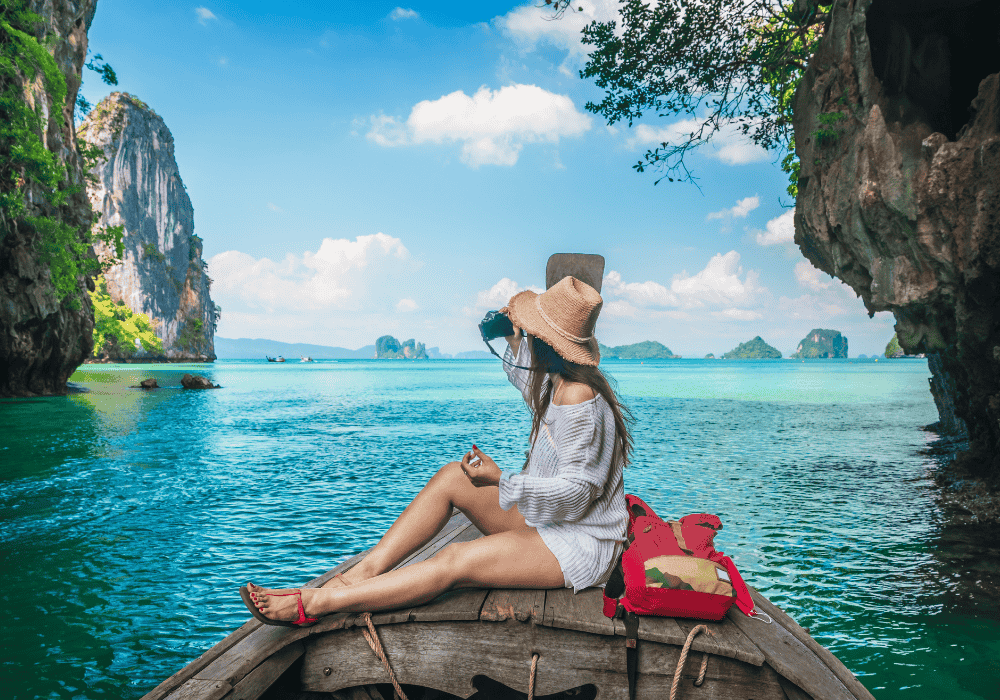 Kobieta siedząca na łodzi