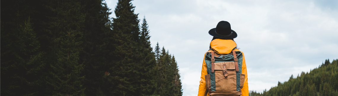 Egy kalapot és hátizsákot viselő személy